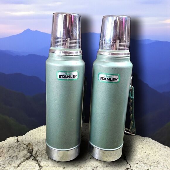 Set of 2 Vintage Stanley Aladdin Green Thermos Bottles 1 Qt A-944DH Hammertone - Picture 1 of 12